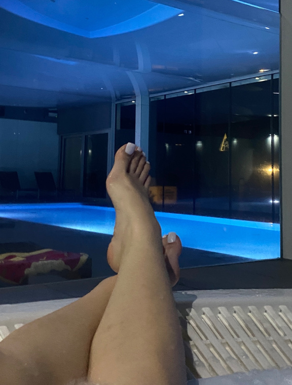 Goddess Velvet Soles Onlyfans pictures