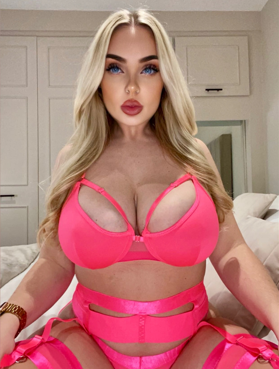 Big Tit Blonde UK Onlyfans pictures